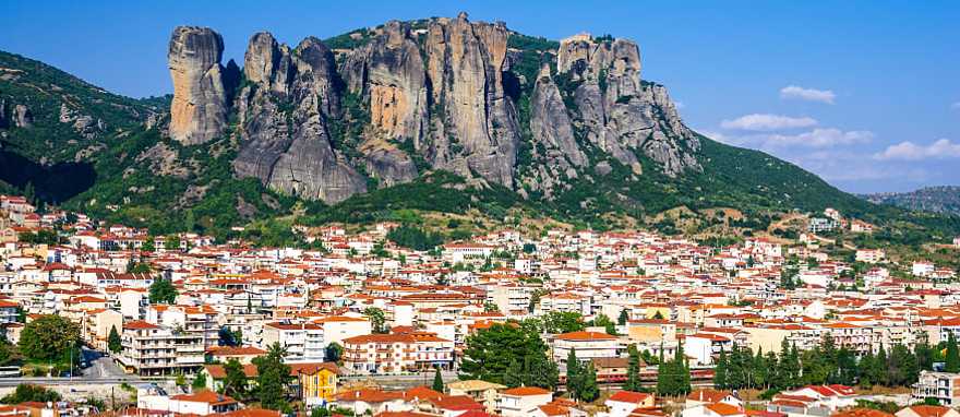 Kalambaka is a Greek city at the very foot of the Meteora rocks, on which the world famous Meteora monasteries are located.