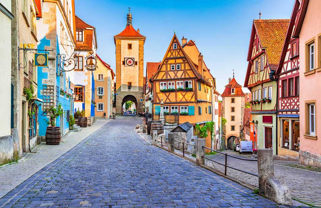 Cobblestone streets and colorful half-timbered buildings aroung Ploenlein Square in Rothenburg ob der Tauber, Gerrmany