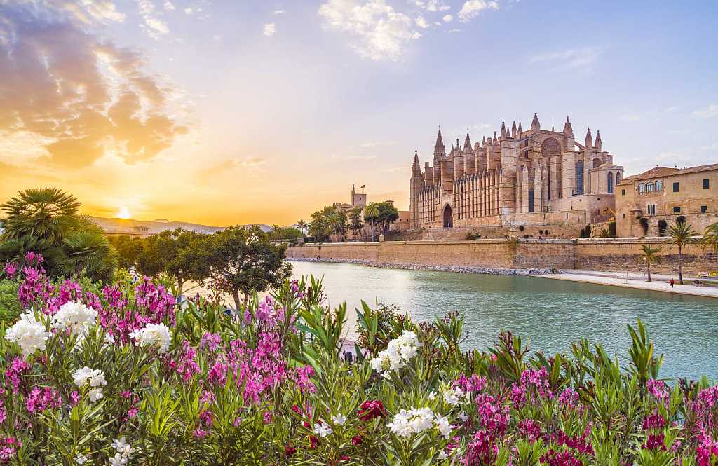 Cathedral La Seu at sunset, Mallorca, Spain