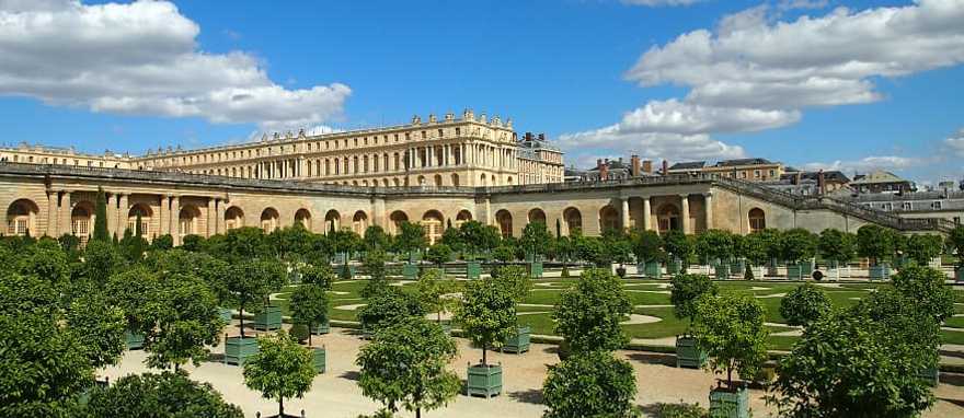 Discover the magnificence of Versailles and its staggering size
