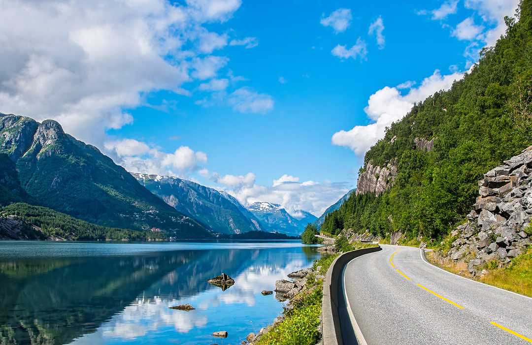 Road during summer time in the Norwegian moungtains 