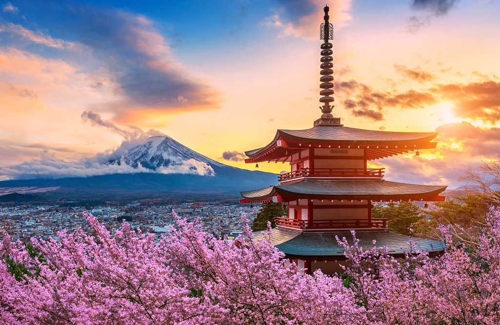 Chureito Pagoda with view of Mt. Fuji in Arakurayama Sengen Park, Fujiyoshida, Japan Chureito Pagoda with view of Mt. Fuji in Arakurayama Sengen Park, Fujiyoshida, Japan