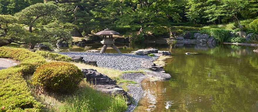 Private tour of the Imperial Palace’s blossoming East Garden