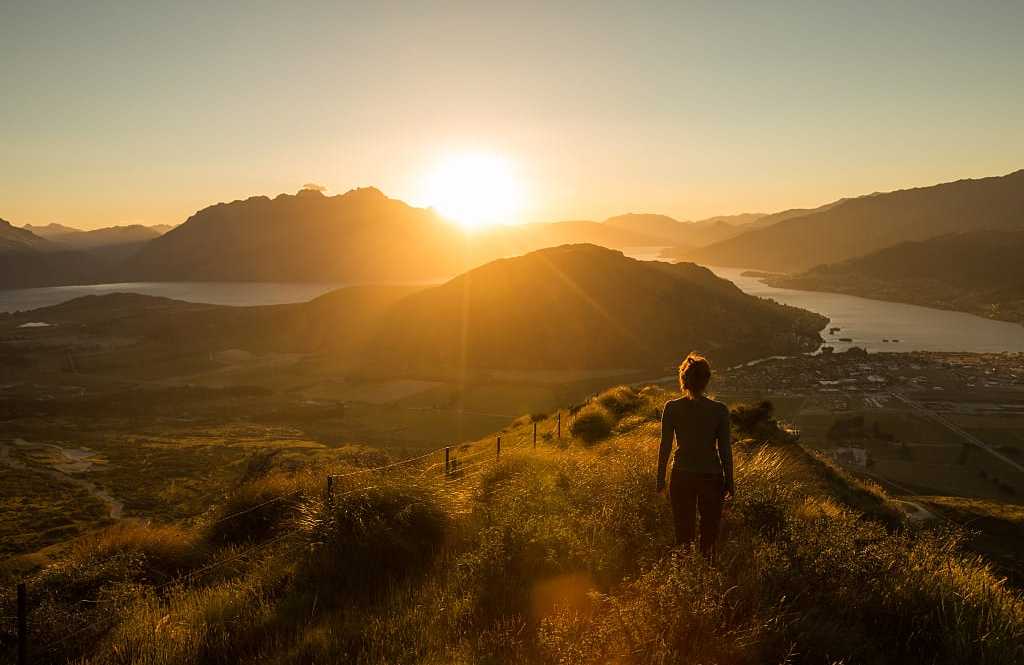 Watching the sun set behind the mountains in Queenstown, New Zealand Watching the sun set behind the mountains in Queenstown, New Zealand