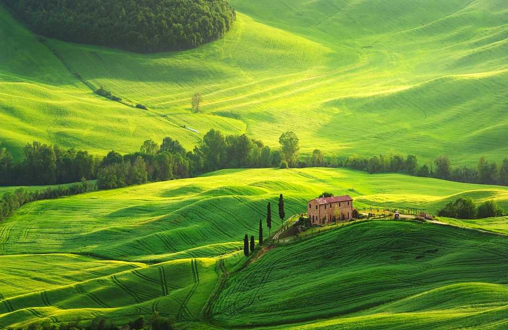 Farmhouse in the rolling hills of Tuscany, Italy